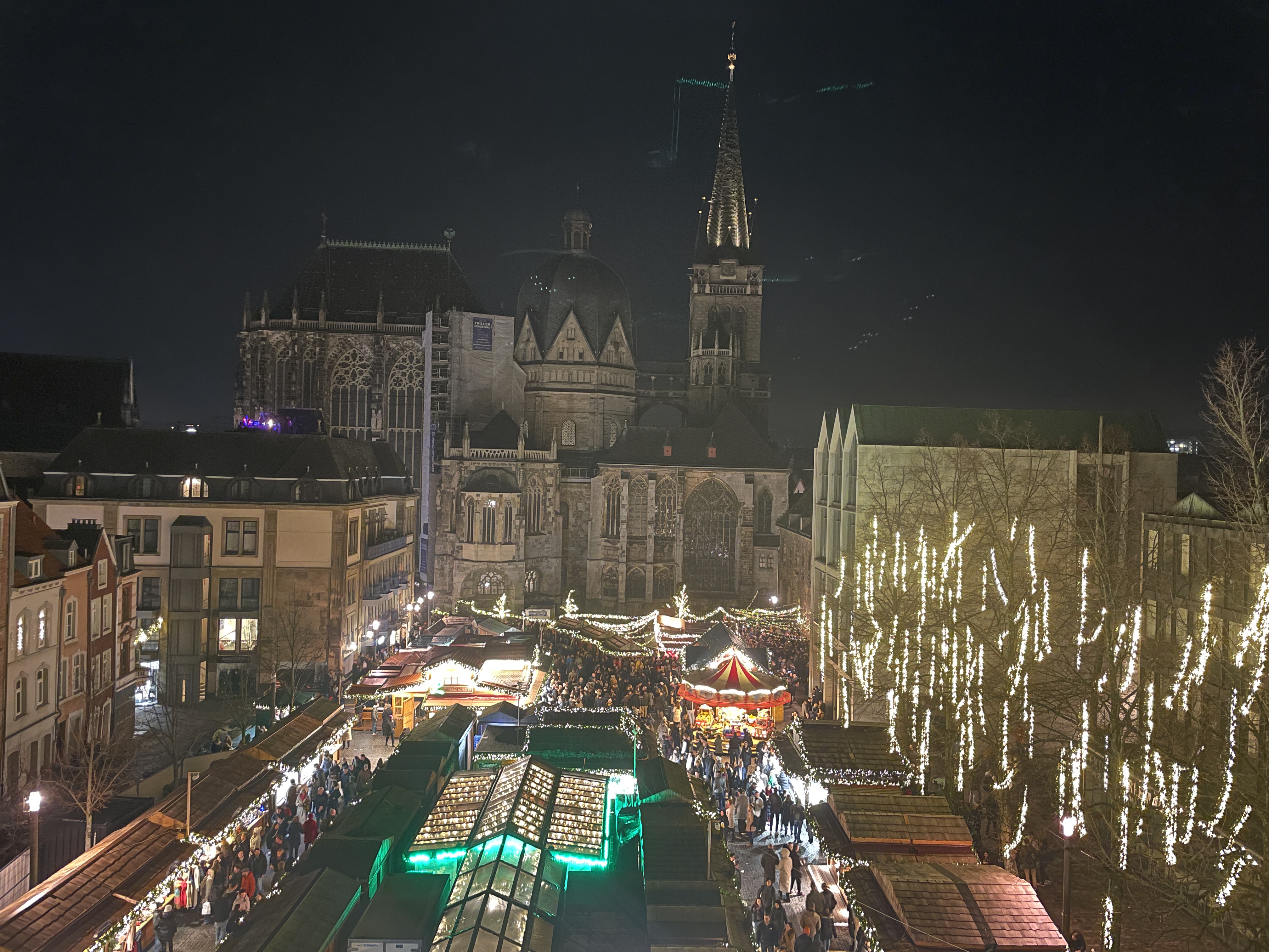 Aachener Dom mit Weihnachtsmarkt bei Nacht