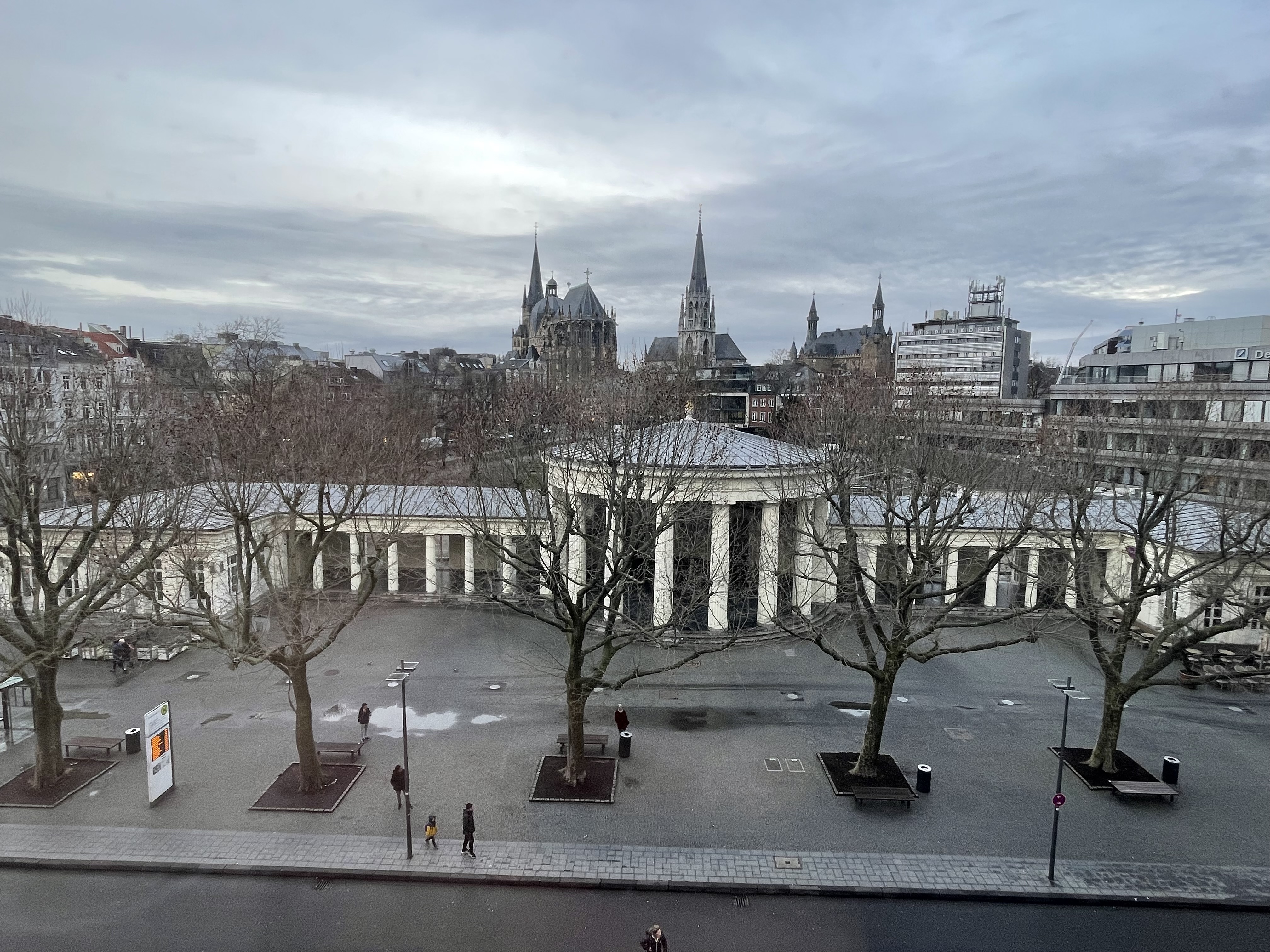 Elisenbrunnen Aachen mit Dom im Hintergrund